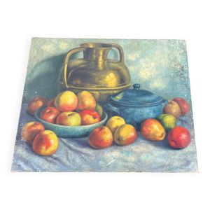 Tableau ancien Nature morte – pommes, poterie bleue et cruche en laiton sig