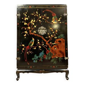 Armoire chinoise en laque noire et décor polychrome