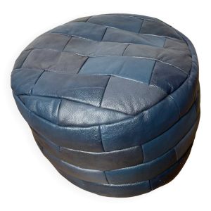 Pouf en cuir patchwork de Sède bleu