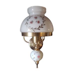 Applique simple avec une opaline blanche