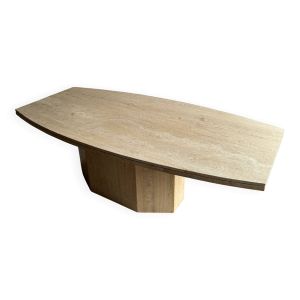 Table de salle à manger sculpturale en travertin beige, plateau en forme de bateau et pied central — Brutaliste des années 1970