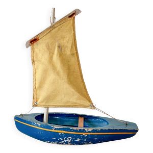 Voilier de bassin en bois de la marque Tirot, modèle ancien n° 203