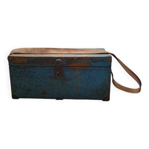 Malle ancienne en bois patinée bleue