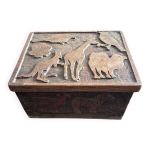 Petit coffre ethnique sculpté