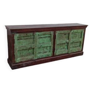 Buffet long en bois avec portes anciennes vertes