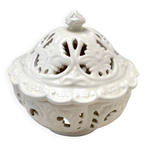Petite bonbonnière en porcelaine blanche ciselée - photophore