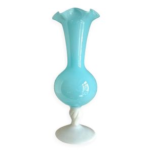 Vase en opaline blanche et bleu ciel