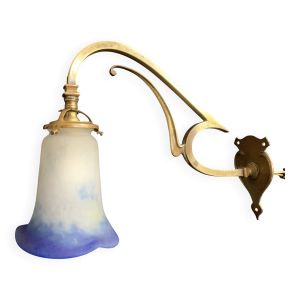Applique murale Art nouveau en laiton doré et tulipe en pâte de verre