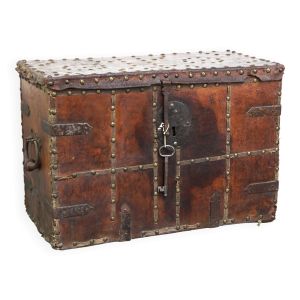 Coffre-fort ancien du XVIIe siècle recouvert de cuir avec la clé d'origine et une excellente patine