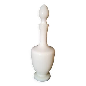 carafe en opaline blanche