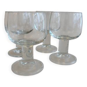 Ensemble de 4 verres à pied. En bon état avec quelques traces d'usure. Dime