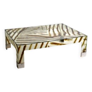 Une table basse en plexi zébrée