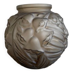 vase boule Art déco en verre dépoli.