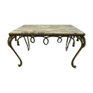 Table basse en fer forgé martelé plateau en marbre brèche xx siècle