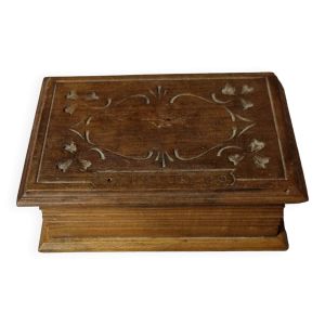 Petit coffre / boite en bois ancien avec gravure