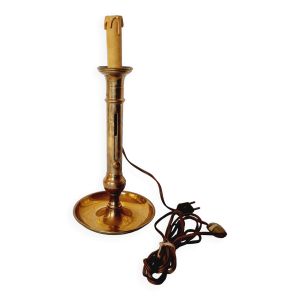 Lampe de table en laiton réalisée sur un bougeoir ou bougeoir ancien du 19ème siècle