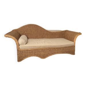 Méridienne d’intérieur avec matelas avec des courbes et un travail de tressage