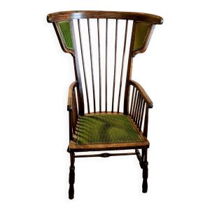 Fauteuil à dossier fuselé avec oreilles de style Arts and Crafts des années 1900
