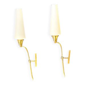 Paire d'appliques hautes en laiton et opaline blanche, France du milieu du siècle