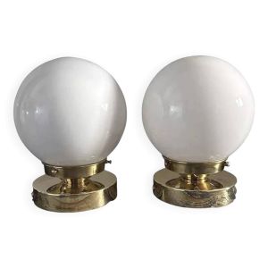Paire d’appliques globes en opaline blanche