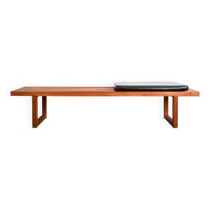 Banc en teck avec coussin d’assise en skaï noir Origine Danemark années