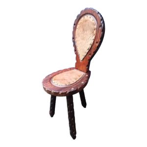 Chaise bois sculpté peau de vache tripode