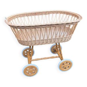 Berceau vintage en osier sur roulettes