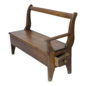 Banc artisanal en bois avec accoudoir et tiroir gauche.