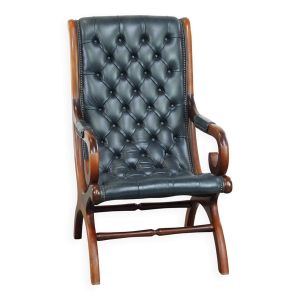 Fauteuil chesterfield bleu foncé élégant en cuir de vachette et combiné avec du bois