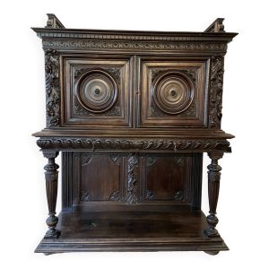 Buffet ancien en bois sculpté