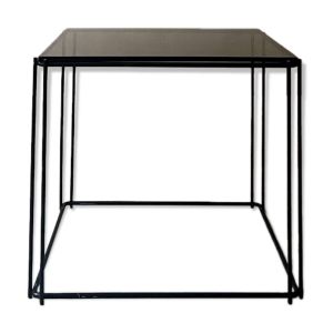 Table basse en métal filaire noir et verre fumé, design 1970