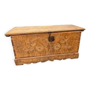 Magnifique coffre de mariage ancien en bois sculpté