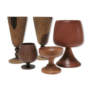 Cinq verres à pied en bois tourné vintage