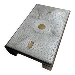 Table basse en mosaïque de céramique grise, piètement en bois foncé et détails en laiton, années 1970