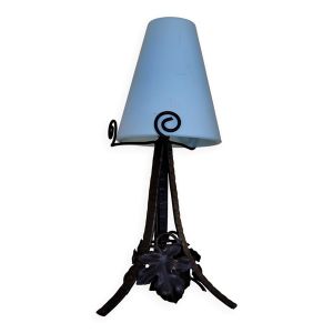 Lampe Art Nouveau en fer forgé et abat-jour en verre opaque bleu