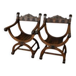 Paire de fauteuils Dagobert en noyer, style médiéval, fin XIXe