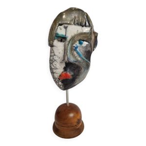 Sculpture contemporaine, masque en céramique raku sur socle en bois, signé