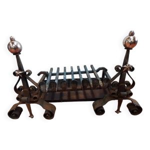 Paire de chenets en fer forgé et cuivre avec grille