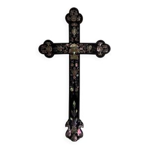 Croix en bois Indochine début XXe avec incrustations de nacre