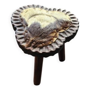 Tabouret tripode en bois et peau de vache : vintage