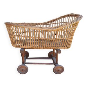 Ancien berceau en rotin à roulettes