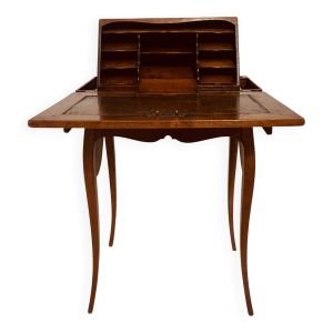 Bureau a culbute ou capucin à mécanisme en merisier massif . XIX siècle .