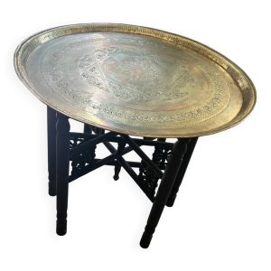 Table basse marocaine en laiton gravé et bois sculpté
