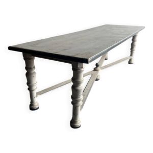 Table de style monastère français en bois massif gris — Table de salle à manger extra-longue de style cottage avec pieds tournés