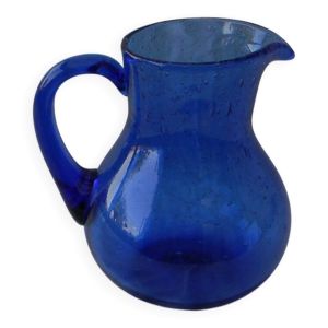 Pichet bleu en verre soufflé bullé verrerie de biot.