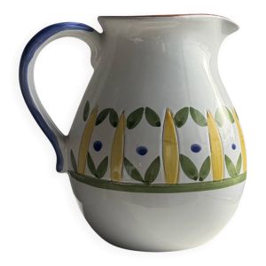 Grande carafe blanche en terre cuite à motif de frise stylisée verte jaune