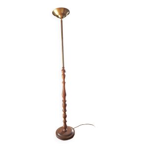 Lampadaire bois et métal, type halogène mais avec ampoule à led, abat-jour inclinable.