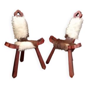 Paire de chaises tripodes brutalistes en bois et peau de vache