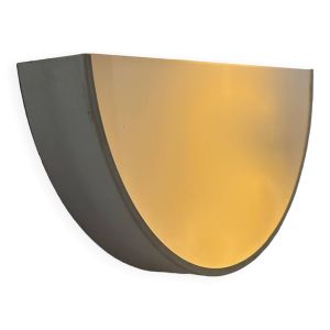 Applique vintage demi cercle, métal laqué blanc et verre opalin, France 1970