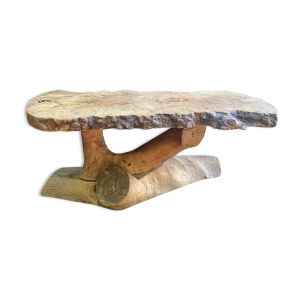 Table basse brutaliste en loupe d’orme